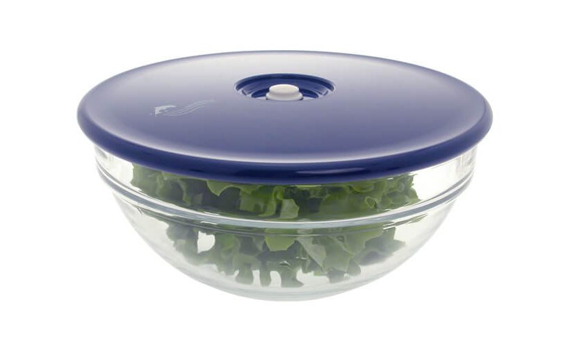 Status Universal vacuum lid on a bowl of lettuce