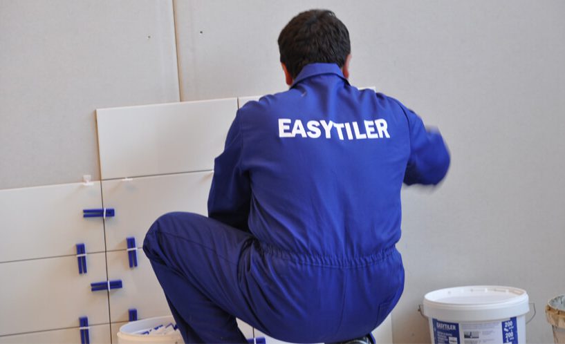 Keramičar, ki pri polaganju ploščic uporablja sistem Easytiler