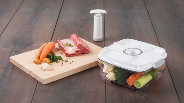 square food container for meat and vegetables