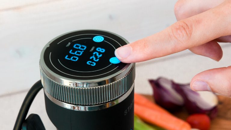 sous vide wand cooker setting the time and temperature