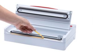 applying status stiki in vacuum sealer SV2000